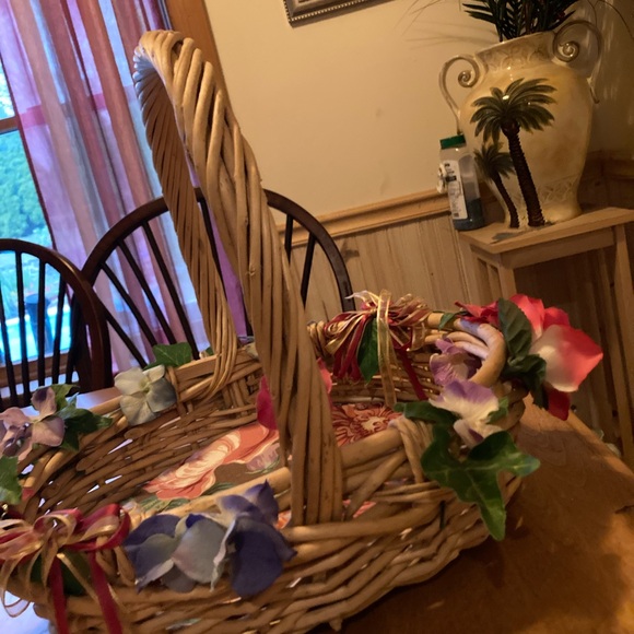 Wicker basket decorated with flowers and bows - Picture 7 of 7